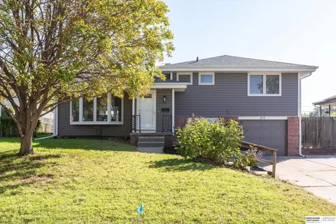815 Tipperary Dr, Papillion, NE 68046