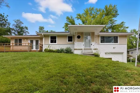 8006 Groves Cir, Omaha, NE 68147