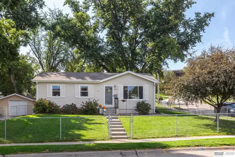 9021 Westridge Dr, Omaha, NE 68124