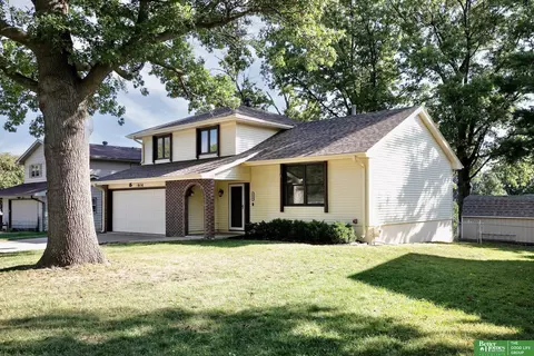 906 Chisholm Trl, Papillion, NE 68046