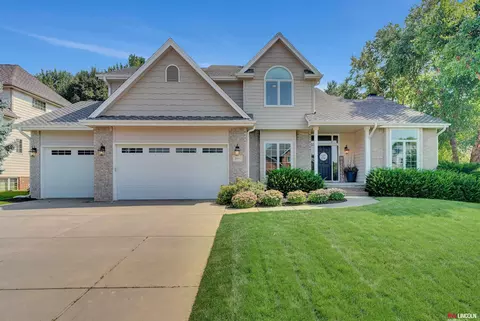 3811 Petersburg Ct, Lincoln, NE 68516