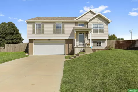 15462 Mormon Cir, Bennington, NE 68007
