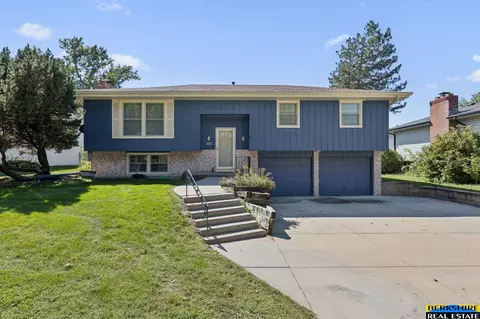 10305 W St, Omaha, NE 68127