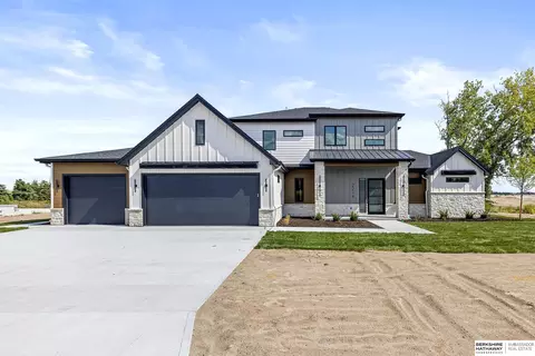 2214 S Riverwood Dr, Fremont, NE 68025