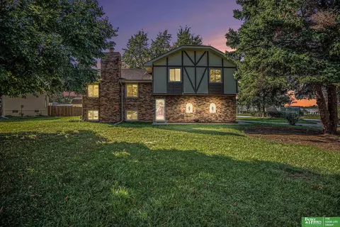 11761 Raleigh Dr, Omaha, NE 68164
