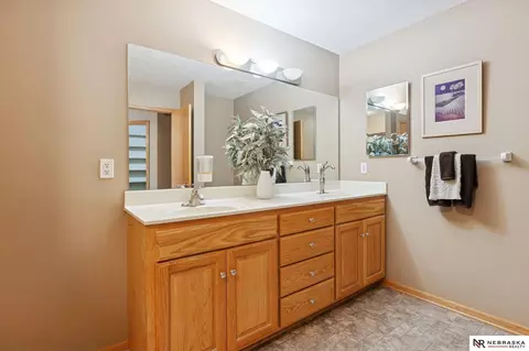Bath - 509 S 8th Ave, Springfield, NE 68059 photo 1 of 3