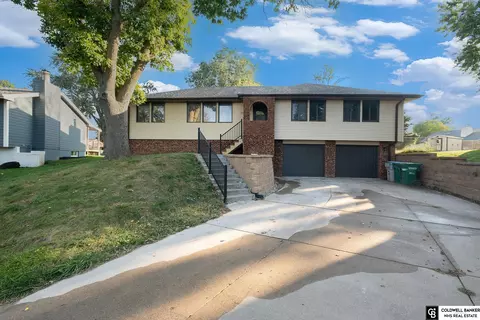 813 Waterford Cir, Papillion, NE 68046