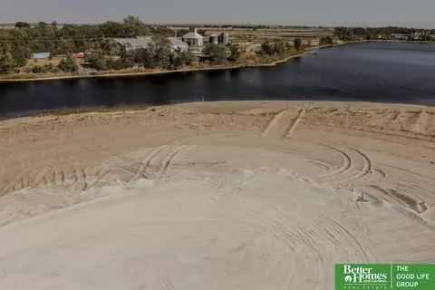 1330 E Sandcherry Rd, Fremont, NE 68025