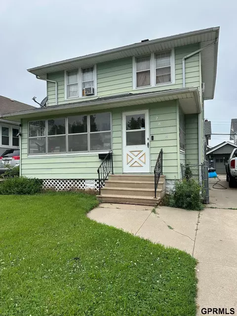 2868 Whitmore St, Omaha, NE 68112