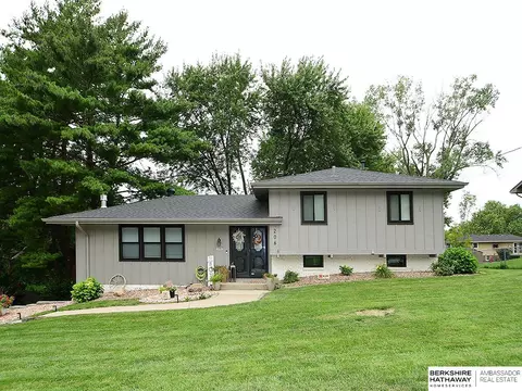 206 Parkview Dr, Council Bluffs, IA 51503