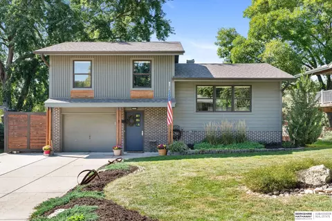 9161 Meadow Dr, Omaha, NE 68114