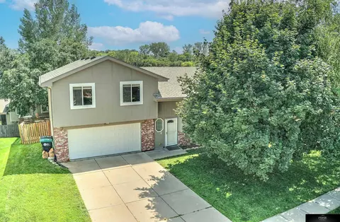 8225 Clay St, Omaha, NE 68122