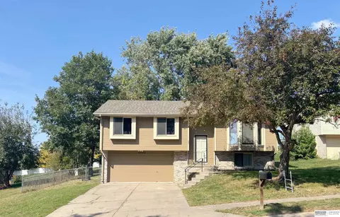 15322 Parker Plz, Omaha, NE 68154