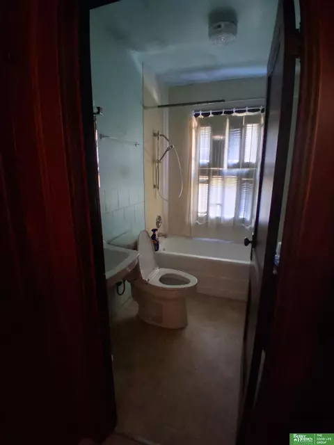 Bath - 1809 Avery Rd E, Bellevue, NE 68005 photo 1 of 1