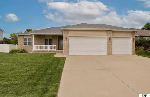 6530 Blackstone Rd, Lincoln, NE 68526