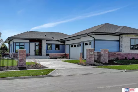901 Pine Grove Ln, Lincoln, NE 68521