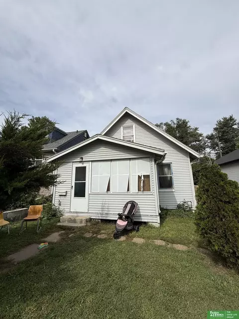 3826 Grover St, Omaha, NE 68105