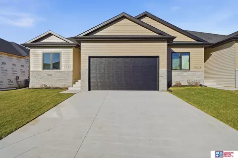 10528 Majestic Ln, Lincoln, NE 68527