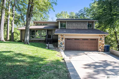 1017 Day Dr, Bellevue, NE 68005