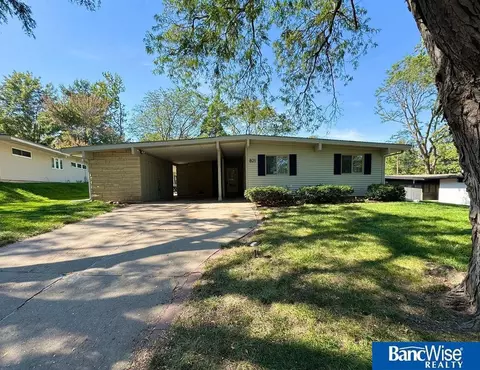 821 Mulder Dr, Lincoln, NE 68510