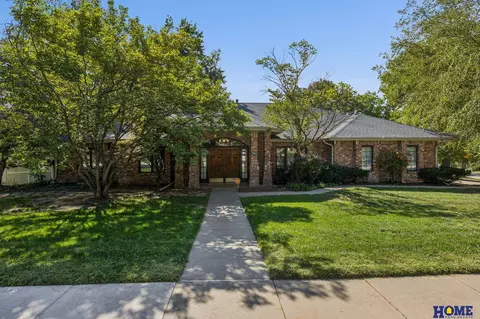 841 Coachmans Dr, Lincoln, NE 68510