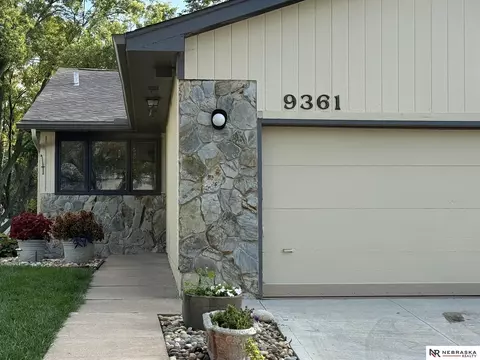 9361 Hillside Plz, Omaha, NE 68114