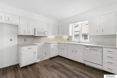 Kitchen - 2425 S 113th St, Omaha, NE 68144 photo 2 of 3