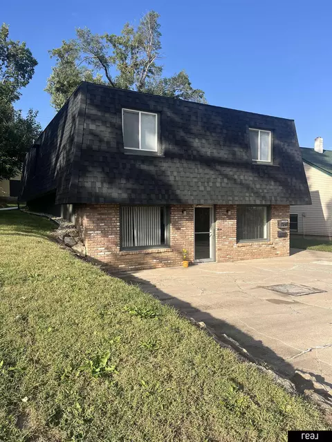 706 W Mission Ave, Bellevue, NE 68005