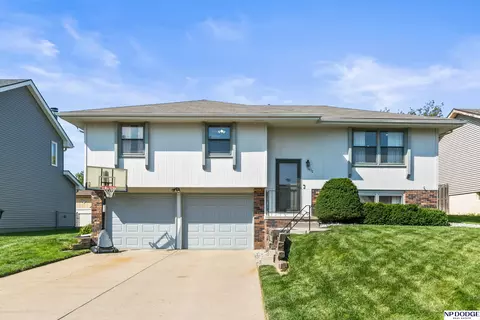 13432 Valley St, Omaha, NE 68144