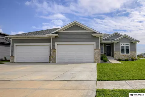 9420 Green Valley Ln, Lincoln, NE 68516