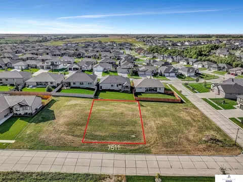 7511 Kallum Dr, Lincoln, NE 68516
