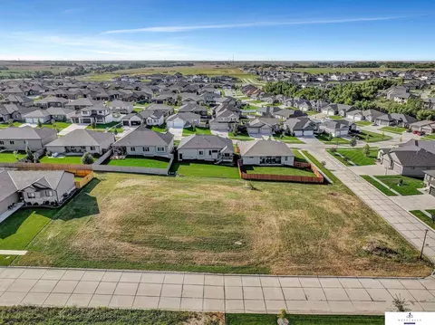 7521 Kallum Dr, Lincoln, NE 68516