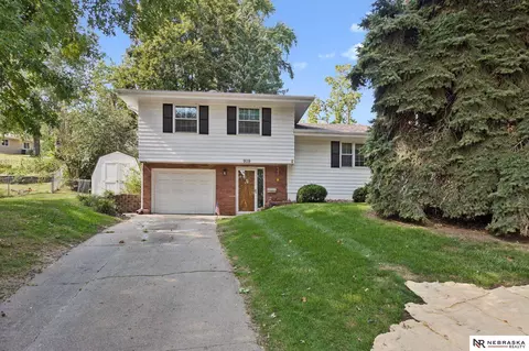 9119 Susan Cir, Omaha, NE 68124
