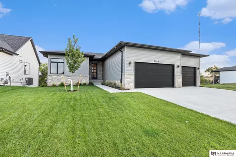 8710 Dragonfly Ln, Lincoln, NE 68526