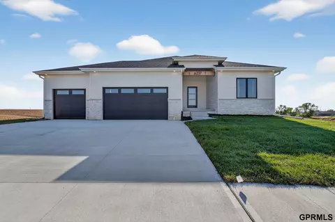 6237 N 207 St, Elkhorn, NE 68022