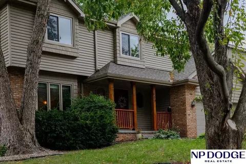 809 Joseph Dr, Papillion, NE 68046