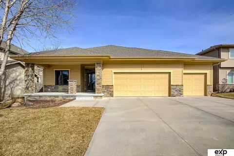 18612 Mason St, Elkhorn, NE 68022