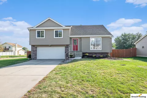 1507 Charleston Dr, Papillion, NE 68133