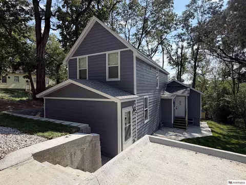 429 Center St, Omaha, NE 68108