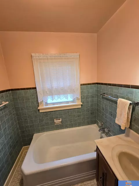 Bath - 902 N 13th St, Beatrice, NE 68310 photo 1 of 1
