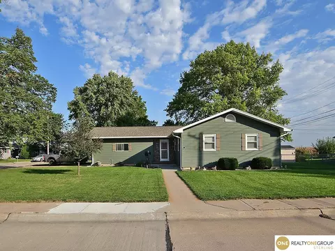 2708 Edgewood Ln, Hastings, NE 68901