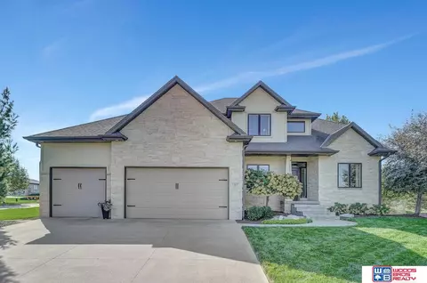 1301 W Cademon Cir, Lincoln, NE 68523