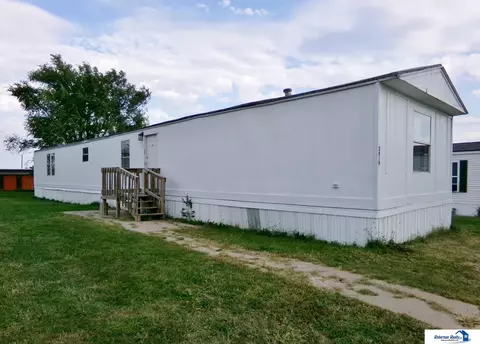 2416 Arapahoe Trl, Beatrice, NE 68310