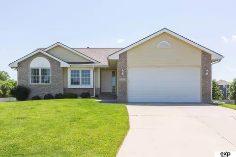21113 Flagstone Cir, Gretna, NE 68028