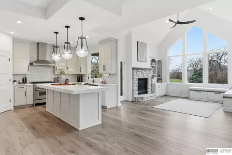 21505 Walnut St, Elkhorn, NE 68022