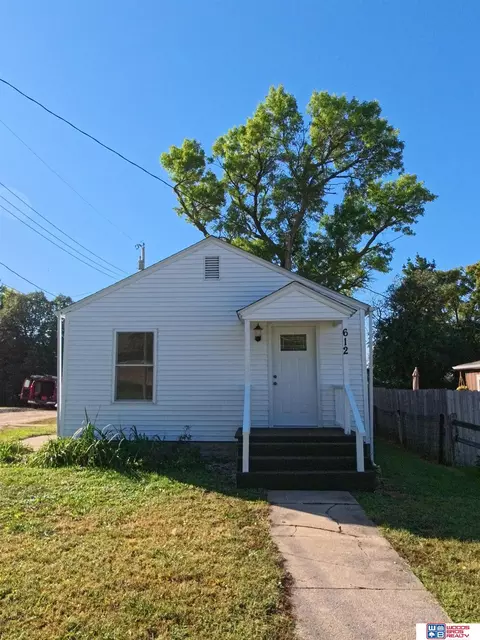 612 E 4th St, York, NE 68467 photo 2
