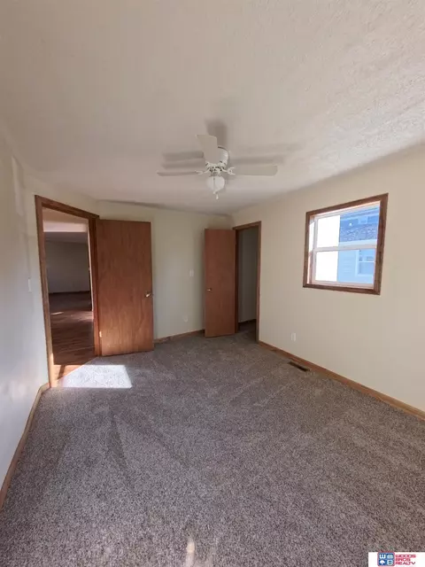612 E 4th St, York, NE 68467 photo 4