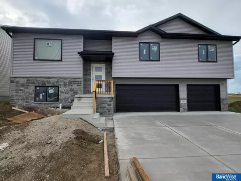 5815 SW 9th St, Lincoln, NE 68523