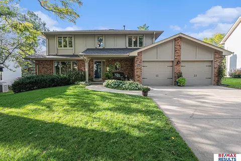 15674 Fountain Hills Dr, Omaha, NE 68118