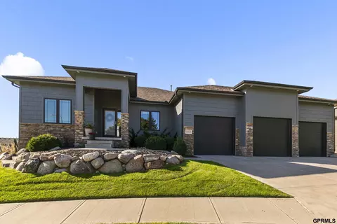 19603 Brookside Ln, Gretna, NE 68028